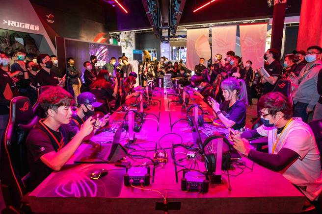 「ROG VIP DAY」找来游戏实况主女神小熊、歌手熊仔、咪咪蛋、学长Abby、阿乐还有眾多粉丝参与。（石智中摄）