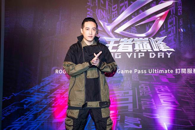 人气饶舌歌手「熊仔」担任一日店长。（石智中摄）