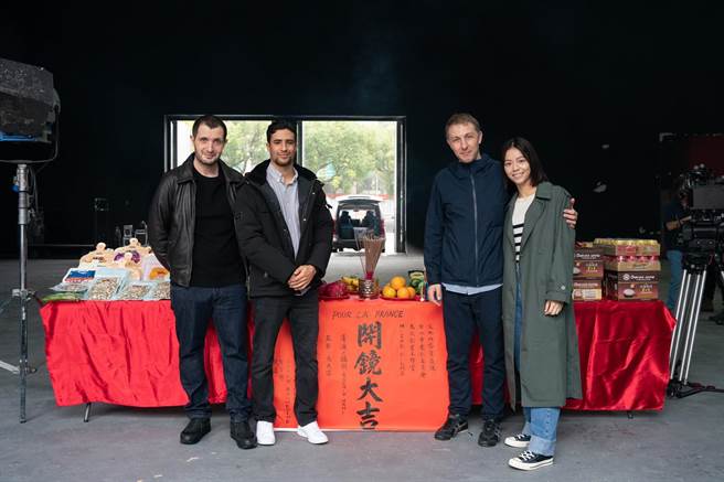 《为了国家》今日举办开镜仪式，演员卡里姆莱克卢（左起）、沙伊恩布曼丁、导演哈希德阿米及演员宋芸桦出席。（马氏影业提供）