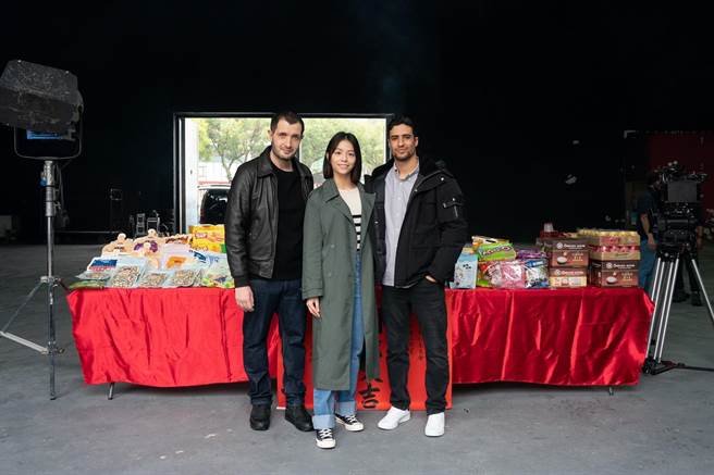 《为了国家》由卡里姆莱克卢（左起）、宋芸桦及沙伊恩布曼丁共同主演。（马氏影业提供）