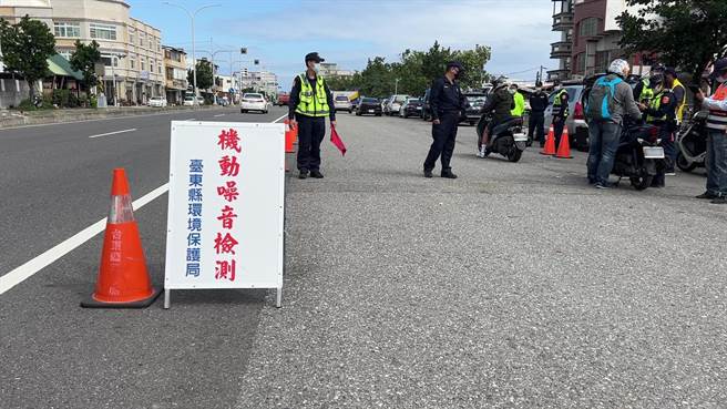 台东县环保局联合警、监大力取缔噪音车辆，2个月以来拦检5000辆汽机车。（蔡旻妤摄）