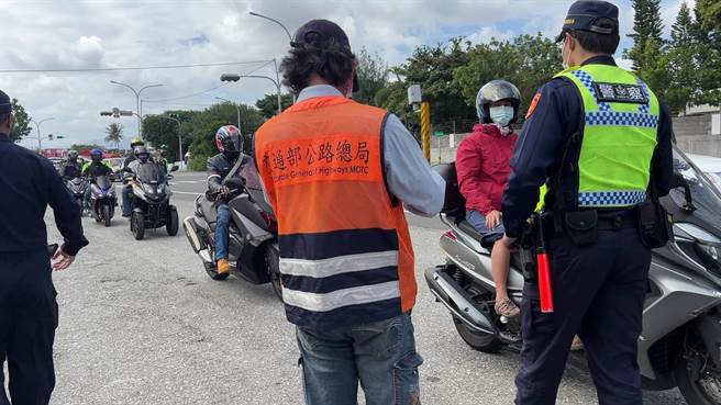 台东县环保局联合警、监大力取缔噪音车辆，2个月以来拦检5000辆汽机车。（蔡旻妤摄）