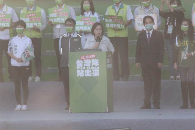 蔡英文總統說，這4項公投攸關台灣未來，看台灣人是否有團結、堅持自己的民主。（程炳璋攝）