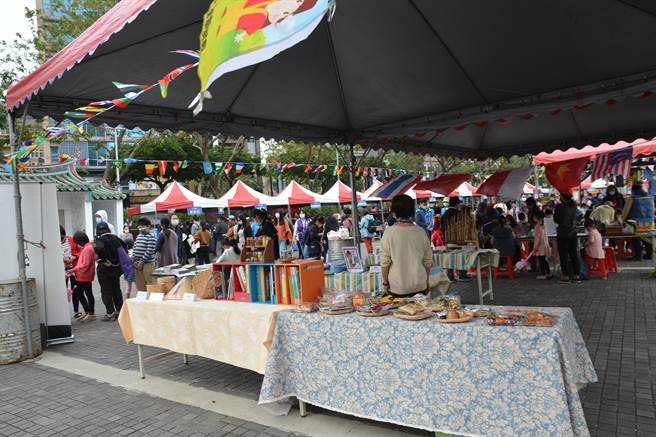 2021新竹縣國際移民日嘉年華活動12日在竹北市新瓦屋文化保存園區登場，現場匯聚數十攤攤位，展現東南亞國家特色。（莊旻靜攝）