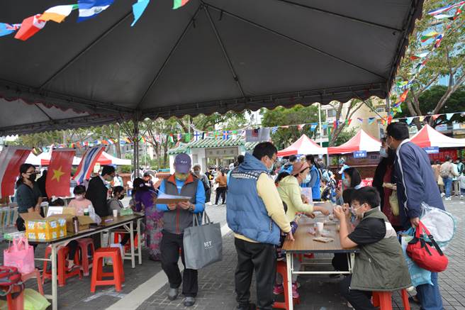 2021新竹縣國際移民日嘉年華活動12日在竹北市新瓦屋文化保存園區登場，現場匯聚數十攤攤位，展現東南亞國家特色。（莊旻靜攝）