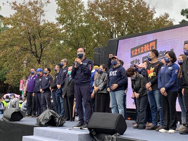 國民黨結合秋鬥和4大公投舉辦遊行，黨主席朱立倫、前總統馬英九，以及執政7縣市首長到現場聲援。（張薷攝）