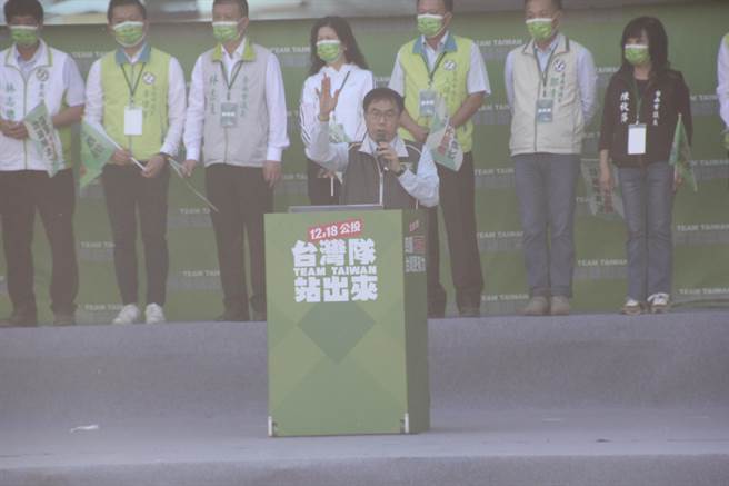 台南市长黄伟哲呛新北市长侯友宜不敢表态核四重启，直指「要做汉子，你还缺一个guts」。（程炳璋摄）