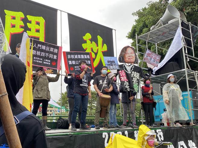 民团表示，藻礁是面照妖镜，很多NGO后来背弃价值，倒戈执政党。（李柏澔摄）