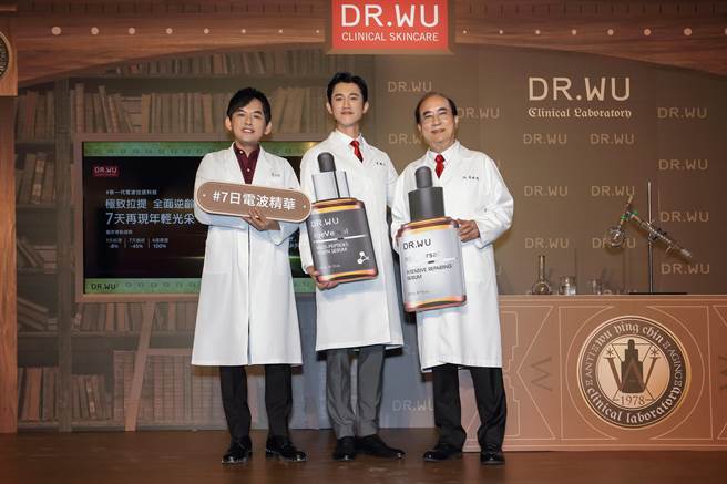 少年吴医师吴慷仁、DR.WU吴医师、主持人黄子佼合影。（DR.WU提供）