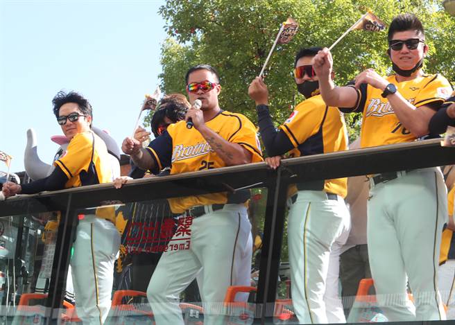 中信兄弟林智胜（左二）。（郑任南摄）