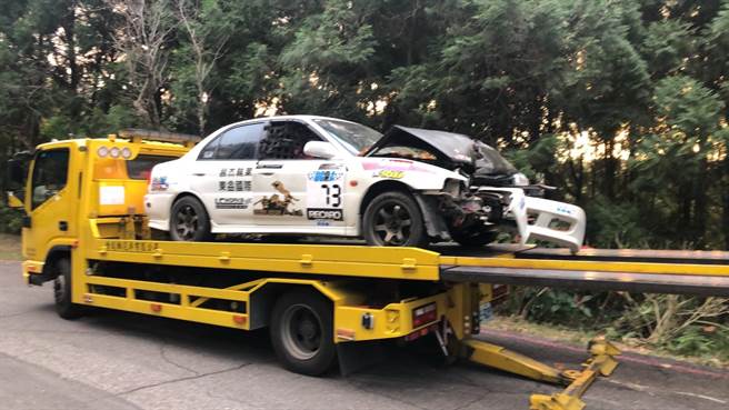 另辆白色赛车撞上树头，车头、引擎毁损，驾驶胸闷送医检查。（民眾提供／王文吉台中传真）