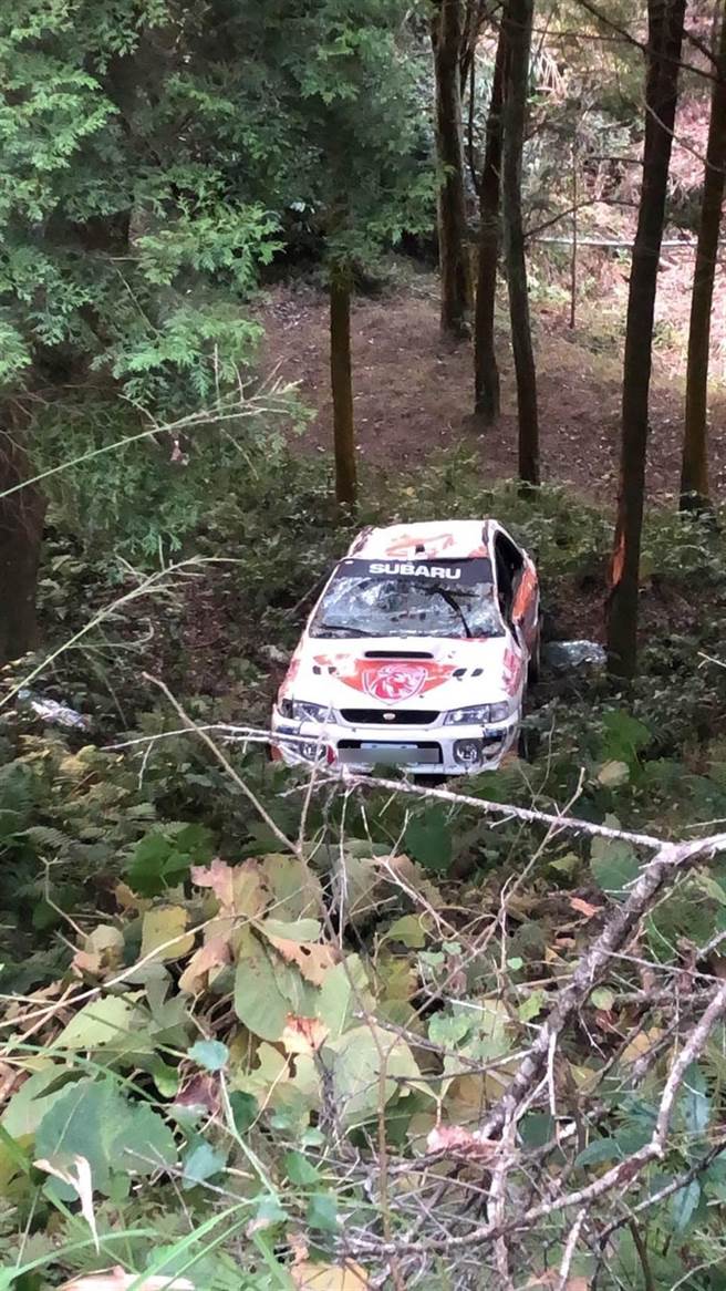 白色赛车过弯失速滑下边坡，前挡玻璃、车窗破裂，车顶板金明显凹陷。（民眾提供／王文吉台中传真）