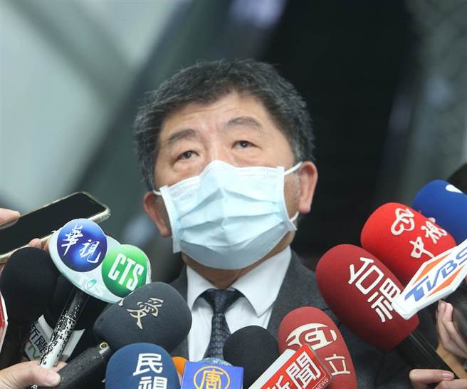 中研院女研究助理確診，被匡列者檢測時幾乎都呈陰性，疫情並未擴大，指揮中心指揮官陳時中（見圖）12日出席「第十五屆十大抗癌鬥士頒獎典禮」受訪表示，感染源確定在實驗室，但社區仍然需要監測。他也透露，研究人員操作時並未遵守標準作業程序（SOP），但是否因此感染，目前仍未確定。（陳怡誠攝）
