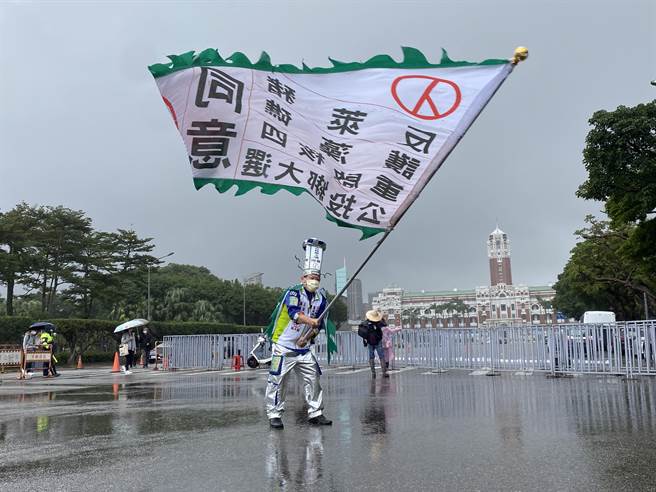 廖盛芳说，没有民主国家的政府会和人民对抗，民眾只能透过直接民意来扭转不当政策，并对自身权益捍卫到底。（李柏澔摄）