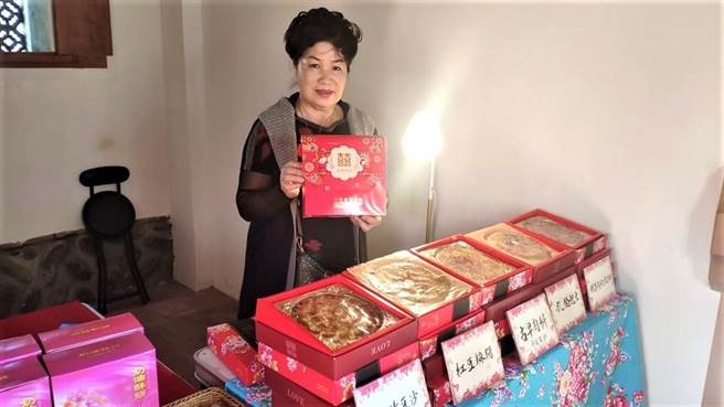 明发糕饼业店老板娘王秋香，是第一位进驻蔡氏济阳堂的店家，她希望民眾参访之余，能品尝最道地的糕饼。（李京升摄）