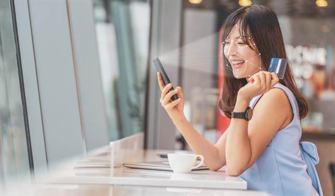 大陸一名女子感冒服藥昏睡，慘遭前男友用指紋解鎖手機又用人臉辨識進入支付寶，轉走高達約67萬元新台幣。（示意圖，達志影像/shutterstock）
