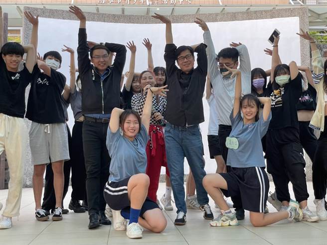 高雄市長陳其邁12日前往高雄社教館，參加高中職20校熱舞社聯合迎新，並擺出3大「熱舞性感POSE」，讓活動氣氛嗨到最高點。（洪浩軒攝）