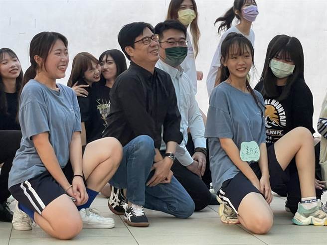 高雄市長陳其邁12日前往高雄社教館，參加高中職20校熱舞社聯合迎新，並擺出3大「熱舞性感POSE」，讓活動氣氛嗨到最高點。（洪浩軒攝）