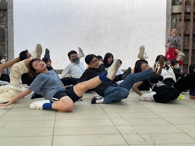 高雄市長陳其邁12日前往高雄社教館，參加高中職20校熱舞社聯合迎新，並擺出3大「熱舞性感POSE」，讓活動氣氛嗨到最高點。（洪浩軒攝）