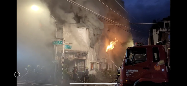 花莲县玉里镇一栋平房今傍晚5时许，突然起火燃烧，火舌不断从窗户窜出，火势相当猛烈。（民眾提供／罗亦晽花莲传真）