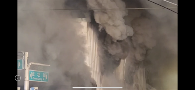 花莲县玉里镇一栋平房今傍晚5时许，突然起火燃烧，消防局获报赶紧派员打火，所幸目前已控制火势，现场也未传出有人员伤亡。（民眾提供／罗亦晽花莲传真）