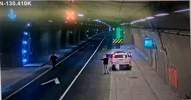 法拉利与BMW驾驶违规停驶路肩，还在苏花改的车道跳舞。（翻摄照片／李忠一宜兰传真）