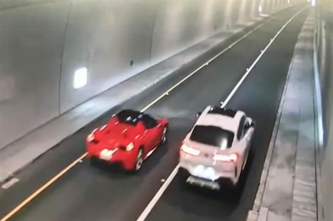 警方获报后赶往现场时，法拉利（左）与BMW已经驶离。（翻摄照片／李忠一宜兰传真）