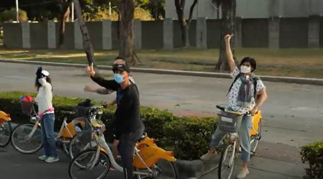 立委高金素梅、台北市议员罗智强11日在高雄沿途街讲时，民眾跟他们挥手。(翻摄高金素梅脸书影片)