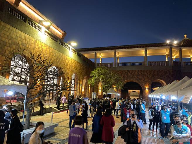 受邀参加2021总统府音乐会的民眾下午6点左右开始陆续进场。（张亦惠摄）