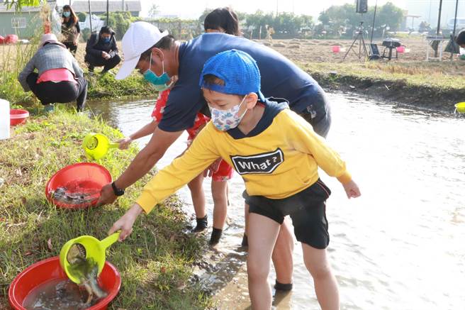 今年除有稻草制作稻草人与装置艺术，也规画闯关送好米游戏。（台南市政府提供／张毓翎台南传真）