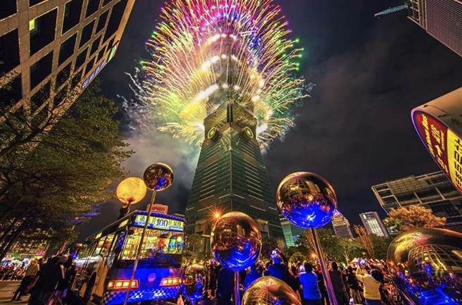 台北101煙火是跨年重頭戲之一，而台灣35年前首場跨年演唱會並非官方舉辦。（資料照）