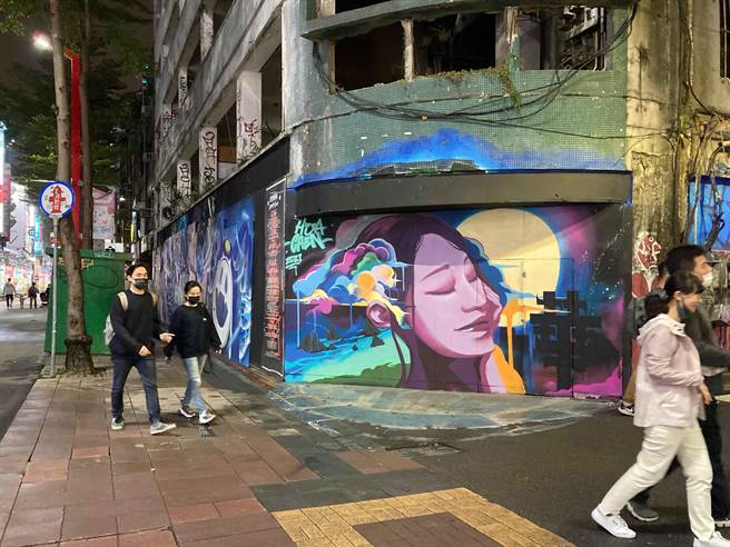位于西门町的涂鸦墙上人物是谁，日前引发网友讨论。（鲔鱼肚影音提供)