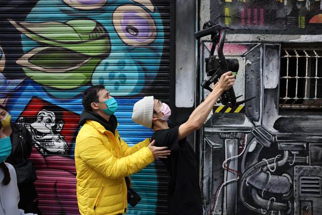 严爵于西门町美国街取景拍摄。（鲔鱼肚影音提供)