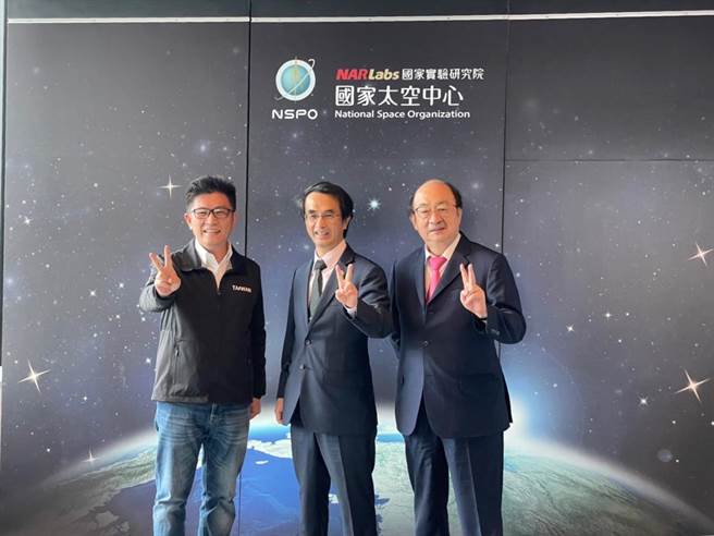 「2021打開新竹Open House Hsinchu」12日繼續第2天活動，左起鄭宏輝、太空中心主任吳宗信、立委柯建銘、共同掀開國家實驗研究院國家太空中心神祕面紗。（鄭宏輝提供／陳育賢新竹傳真）