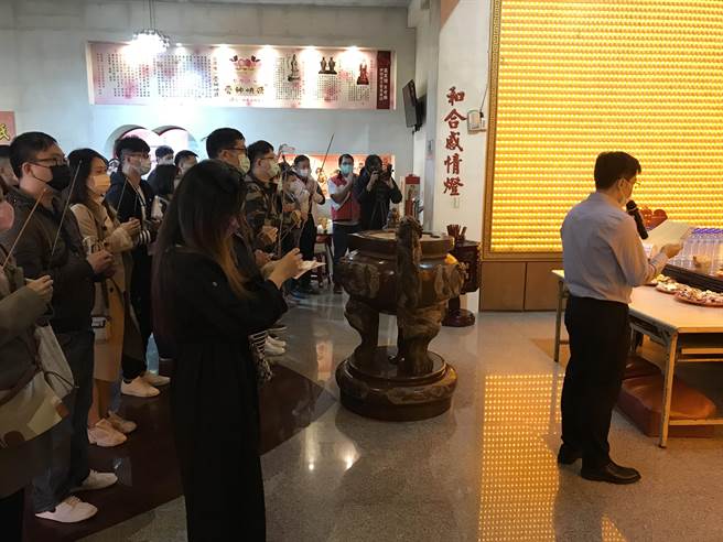 新北市民政局今在萬里情月老廟舉辦未婚聯誼活動。（新北市民政局提供）