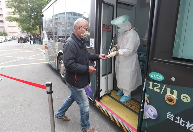行動篩檢專車，對當地民眾及中研院員工進行篩檢。(資料照/鄭任南攝）