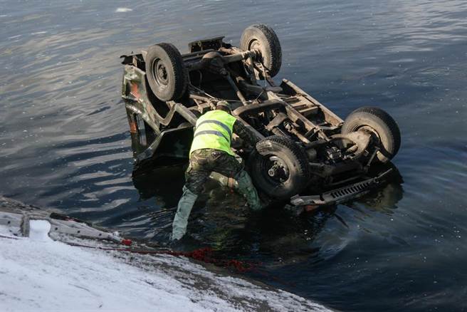 美國一名潛水網紅在河中找到一輛失蹤車輛，裡面發現失蹤21年小情侶的遺骸。（示意圖，非當事車輛。達志影像/shutterstock）