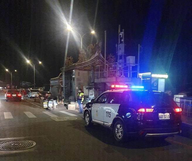 金门金城镇北堤路「迴龙宫」一带，今天下午发生2名平日就互看不顺眼的男子，又因口角不爽持刀互砍受伤送医事件。（警方提供）