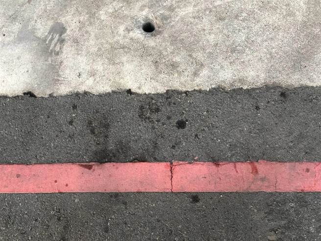 现场地上残留斑斑血迹，警方据报调查侦办。（警方提供）