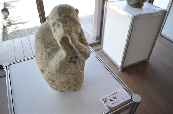 羅嘉昇雕刻的《哈囉》拿下這屆石猴雕刻賽冠軍。（張亦惠攝）