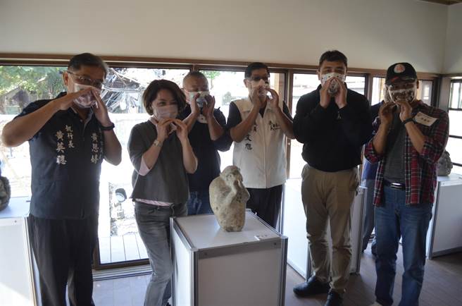 嘉義市副市長陳淑慧（左二）與大家一起比出羅嘉昇雕刻的《哈囉》手勢。（張亦惠攝）