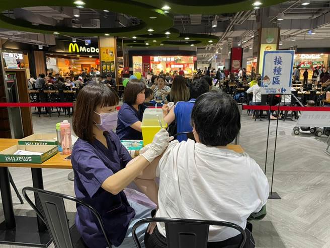 台中市政府昨日启动16处百货-卖场等人潮聚集接种站。（台中市政府提供）