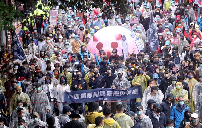 国民党结合今年秋斗和4大公投举办游行，党主席朱立伦（前排中）、前总统马英九（前排中右）以及执政7县市首长到现场声援，呼吁民眾「四个都同意 臺湾更美丽」。（陈信翰摄）