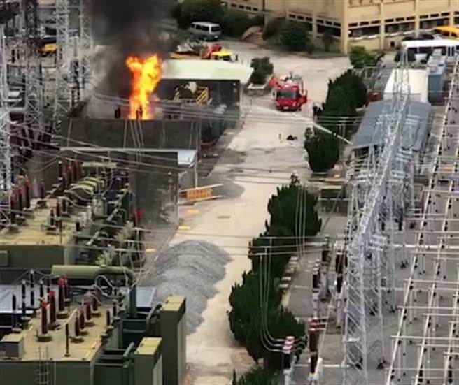 台電萬隆變電所12日早上爆炸起火，造成雙北多處地方停電、停水。（台北市議員耿葳研究室提供／張立勳台北傳真）