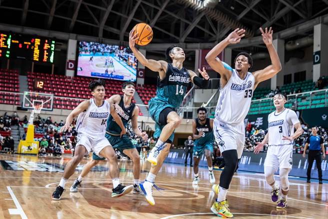 台啤后卫蒋淯安切入上篮取分。(台啤英熊提供)