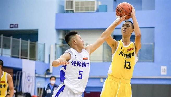 桃园大成国中男篮队中锋张育纶（右）。（桃园大成国中提供）