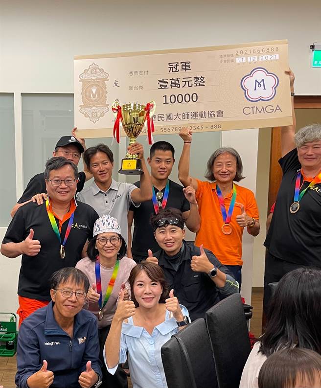 小周號贏得冠軍及1萬元獎金，後排右二為船東吉康食品股份有限公司董事長周蔡鑫。（大會提供）