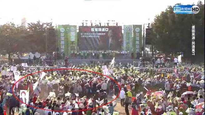 蔡英文总统12日赴台南林默娘公园进行公投宣讲，但她话未说完时，台下却开始有被动员前来的民眾起身离开，有不少椅子被空出来(画面左下)。(图 翻摄自中时新闻网直播画面)