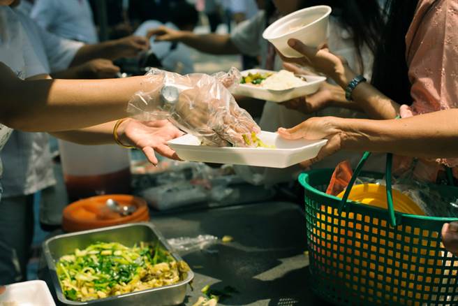 不少店家会提供爱心代用餐给需要的民眾领取。（示意图，示意图，达志影像/shutterstock）