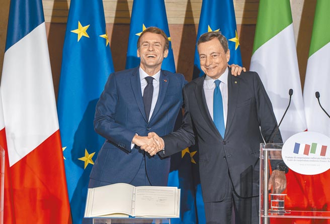 法国总统马克宏（左）与义大利总理德拉吉（右）签署奎里纳雷条约。图╱美联社